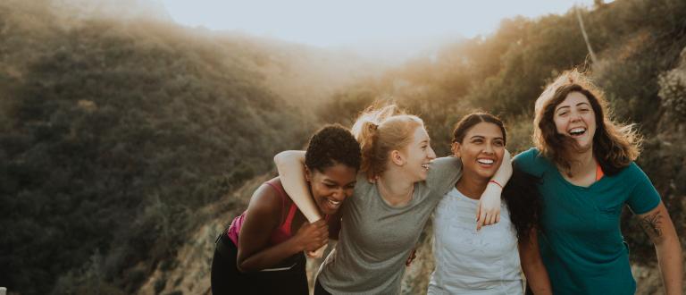  Groupe de jeunes femmes rire et passer du bon temps ensemble