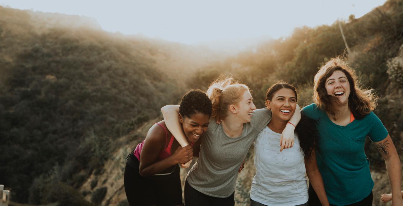  Groupe de jeunes femmes rire et passer du bon temps ensemble